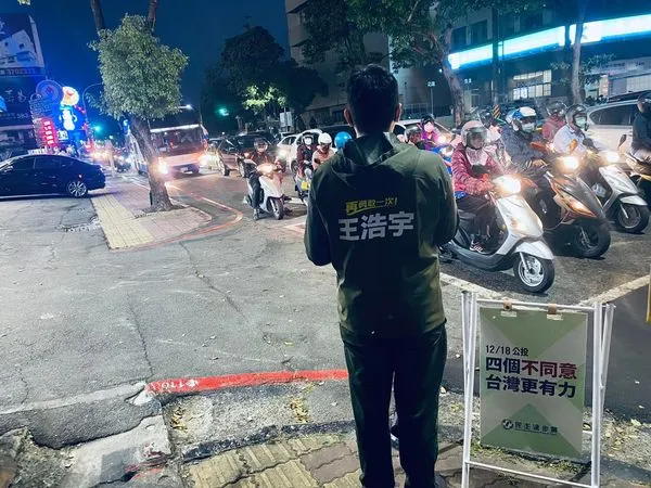 ▲▼王浩宇近期在高雄街頭展開公投短講。（圖／翻攝自王浩宇FB）