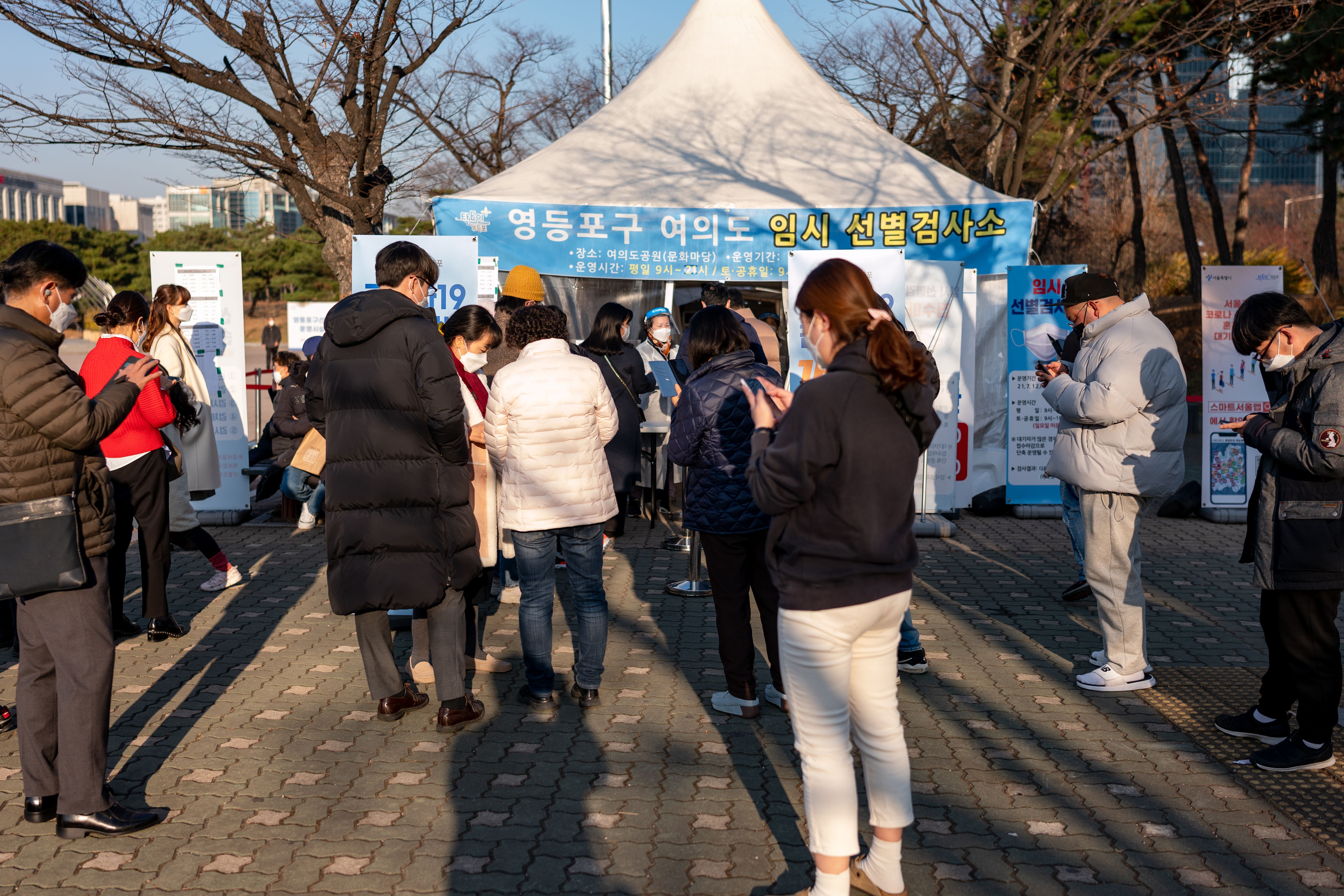 ▲▼ 南韓疫情／等待篩檢的民眾聚集汝矣島公園篩檢站外。（圖／達志影像）