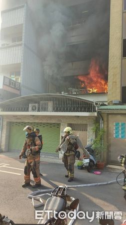 ▲台南市南區健康路二段401巷5層RC建物發生火警，消防人員全力水搶救，並救出4人脫困。（圖／記者林悅翻攝，下同）