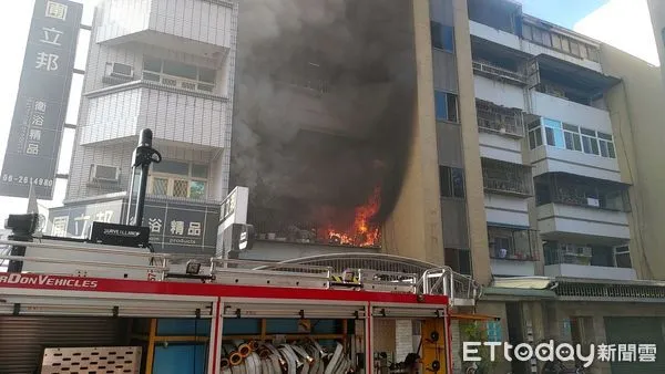 ▲台南市南區健康路二段401巷5層RC建物發生火警，消防人員全力水搶救，並救出4人脫困。（圖／記者林悅翻攝，下同）