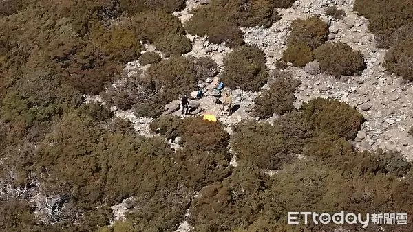 ▲玉山排雲山莊人員將南峰罹難山友揹負至空曠處，等待空勤直升機吊掛。（圖／記者高堂堯翻攝）