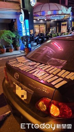 ▲台南市警二分局取締違規停車時，意外查獲陳姓駕駛人持有50包毒咖啡包。（圖／記者林悅翻攝，下同）