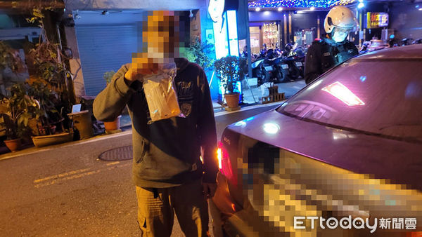 ▲台南市警二分局取締違規停車時，意外查獲陳姓駕駛人持有50包毒咖啡包。（圖／記者林悅翻攝，下同）