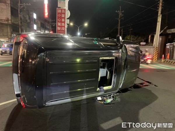 ▲彰化和美行人庇護島3車翻覆。（圖／彰化縣議員賴清美提供）