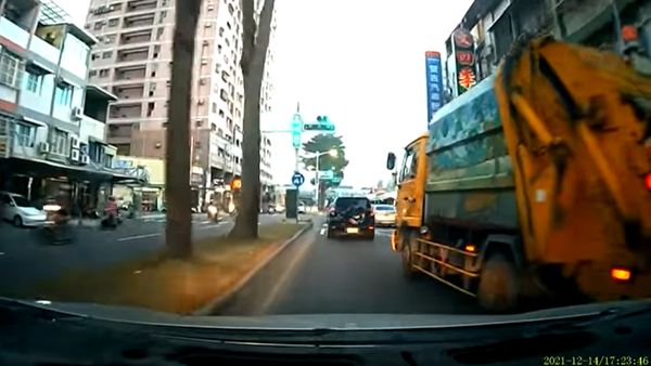 ▲▼高雄市一輛垃圾車被指控在路上鬼切又闖紅燈。（圖／翻攝自爆料公社）