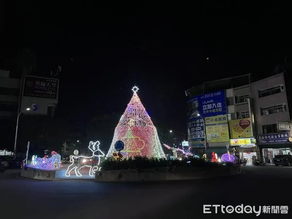 ▲南投市公所舉辦感恩祈福聖誕點燈活動，8公尺大聖誕樹亮了。（圖／南投市公所提供）