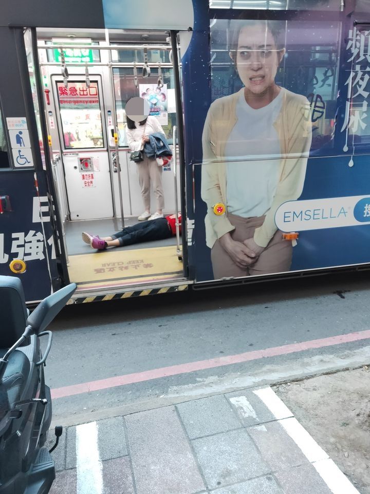 公車急剎婦人撞到頭昏迷，全車都慌了！小六女童報案。（圖／翻攝自Facebook／我是永和人）