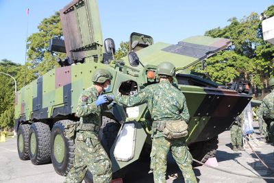 強化幹部本職學能　陸軍10軍團八輪甲車救濟示範