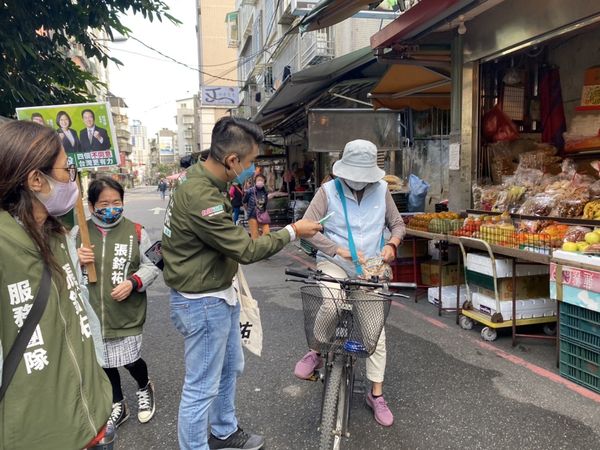 ▲▼4大公投將於12月18日投票，民進黨新北市議員參選人張銘祐前往新店傳統市場掃街宣講。（圖／張銘祐辦公室提供）