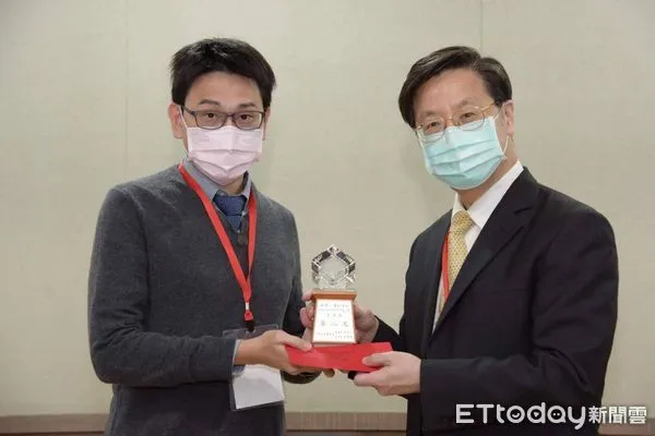 ▲蘇珉一醫師(左)代表台東馬偕團隊，由張上淳醫師在內科醫學會中頒獎。（圖／記者楊漢聲翻攝）