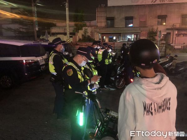 ▲台南市警三分局晚上結合交通警察大隊、監理站等單位聯手出擊，擇定安南區海佃路段執行「監、警聯合稽查」專案勤務， 3小時開罰改裝車及各類違規45件。（圖／記者林悅翻攝，下同）