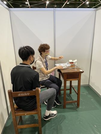 ▲▼臺大醫院協助北市高中生以心電圖檢查 早期偵測施打第二劑BNT疫苗引起之心肌心包膜炎。（圖／台大醫院提供）