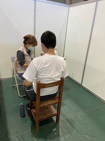 ▲▼臺大醫院協助北市高中生以心電圖檢查 早期偵測施打第二劑BNT疫苗引起之心肌心包膜炎。（圖／台大醫院提供）