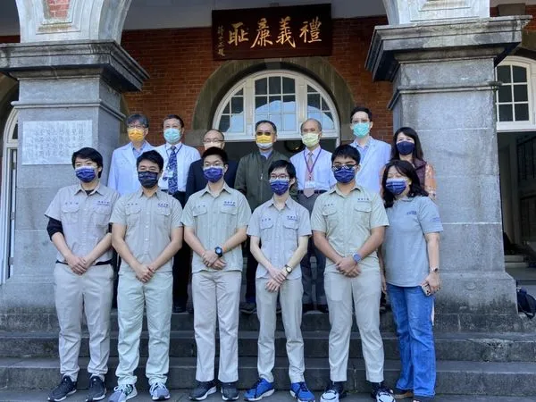 ▲▼臺大醫院協助北市高中生以心電圖檢查 早期偵測施打第二劑BNT疫苗引起之心肌心包膜炎。（圖／心臟兒童基金會提供）