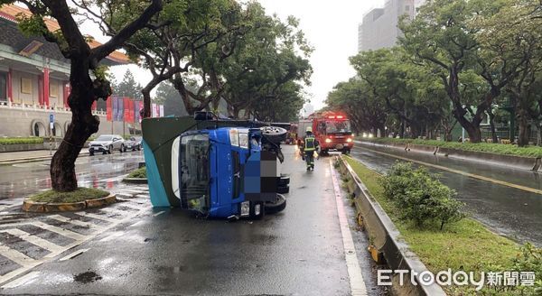 ▲▼五金行千金從彰化北上送貨，但路況不熟不慎翻車。（圖／記者邱中岳翻攝）