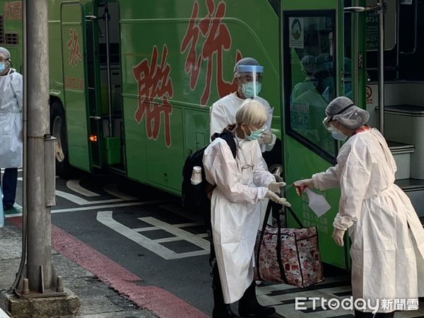 ▲▼       桃園某防疫旅館清空，旅客陸續撤離      。（圖／記者沈繼昌攝）