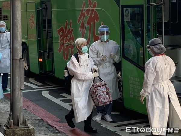 ▲▼       桃園某防疫旅館清空，旅客陸續撤離      。（圖／記者沈繼昌攝）