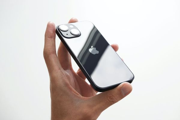 ▲iPhone 13 mini聖誕限定色系，<a href='https://www.mobile01.com'>購機再折1,410元。（圖／傑昇通信提供）