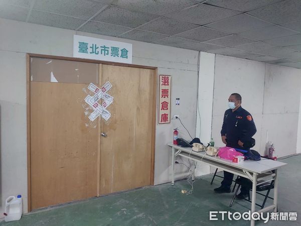 ▲台北市警局保安大隊出動大批警力進駐公投選票印刷廠戒備，務求選票順利運抵投開票所。（圖／記者張君豪翻攝）