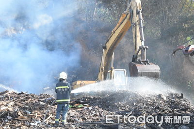 彰化2000噸非法廢棄物狂燒72hr臭死人　縣府：要再3天才清得完