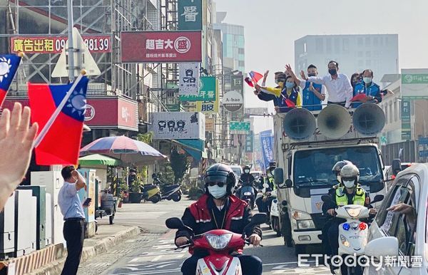 ▲國民黨主席朱立倫16日下午到台南市，率員以車隊掃街在市區宣講，提醒鄉親投下4張同意票外，也呼籲親朋好友去投票，達到公投人數25％門檻。（圖／記者林悅翻攝，下同）