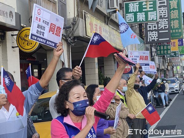 ▲國民黨主席朱立倫16日下午到台南市，率員以車隊掃街在市區宣講，提醒鄉親投下4張同意票外，也呼籲親朋好友去投票，達到公投人數25％門檻。（圖／記者林悅翻攝，下同）