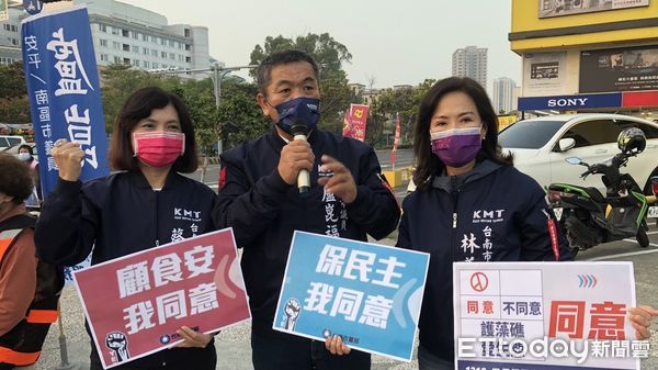 ▲國民黨主席朱立倫16日下午到台南市，率員以車隊掃街在市區宣講，提醒鄉親投下4張同意票外，也呼籲親朋好友去投票，達到公投人數25％門檻。（圖／記者林悅翻攝，下同）