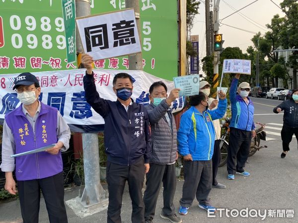 ▲國民黨主席朱立倫16日下午到台南市，率員以車隊掃街在市區宣講，提醒鄉親投下4張同意票外，也呼籲親朋好友去投票，達到公投人數25％門檻。（圖／記者林悅翻攝，下同）