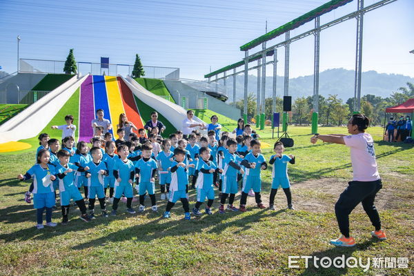 ▲名間鄉苗圃變身親子遊樂園，南投縣長林明溱帶小朋友們率先開箱體驗。（圖／南投縣政府提供）