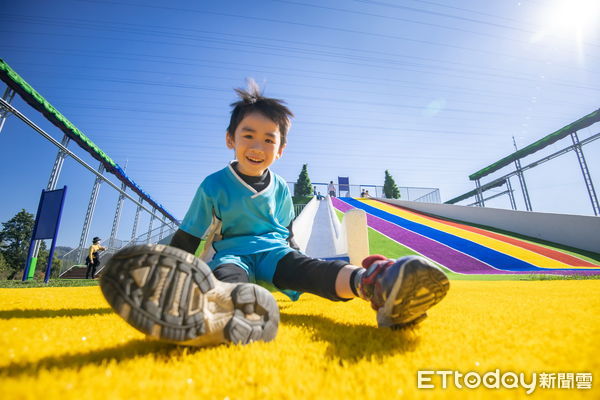 ▲名間鄉苗圃變身親子遊樂園，南投縣長林明溱帶小朋友們率先開箱體驗。（圖／南投縣政府提供）