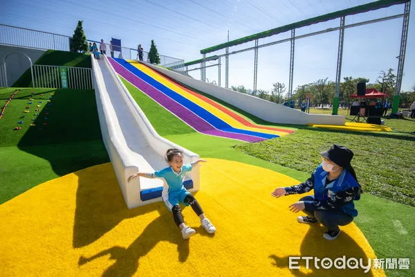 ▲名間鄉苗圃變身親子遊樂園，南投縣長林明溱帶小朋友們率先開箱體驗。（圖／南投縣政府提供）