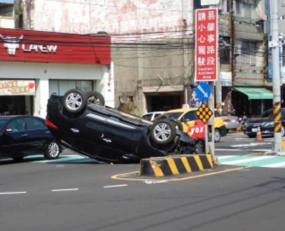 彰化行人庇護島連翻3車都是休旅車。（圖／翻攝自Facebook／彰化縣議員賴清美）