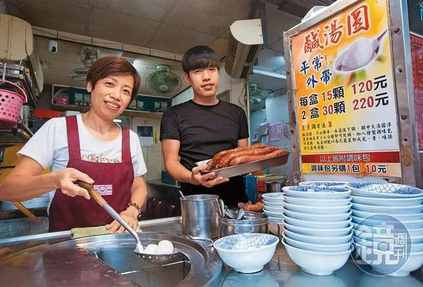 傳承一甲子的大觀圓只賣鹹湯圓與豬肝腸2種產品，目前由第三代劉冠佑（右）當家，母親陳淑娟（左）幫忙掌杓，母子聯手撐起家業。