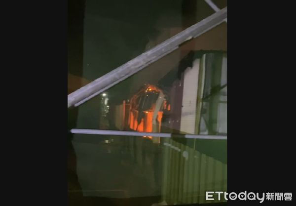 ▲潮州鎮六合路一處木造民宅17日凌晨發生火警，消防人員前往滅火            。（圖／民眾提供，下同）