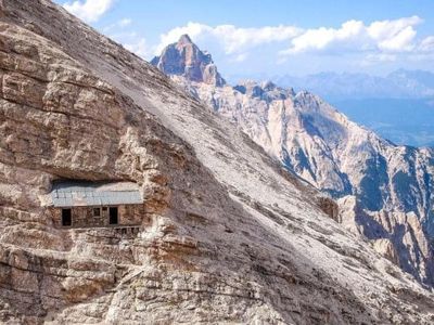 義大利小木屋「鑲嵌」峭壁超過100年　用繩梯才能到被封為「世界最孤獨房子」