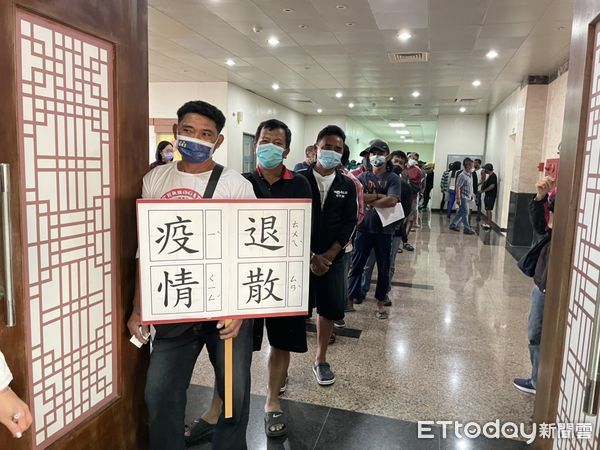 ▲移民署南區事務大隊屏東縣服務站向東港區漁會借場地設疫苗快打站，提供漁工就近施打             。（圖／移民署屏東縣服務站提供，下同）