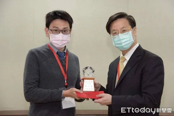 ▲蘇珉一醫師（左）代表台東馬偕團隊，由張上淳醫師在內科醫學會中頒獎。（圖／台東馬偕醫院提供）
