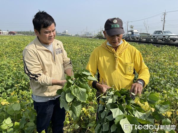 ▲莊瑞雄與農委會等單位人員勘察紅豆裡             。（圖／莊瑞雄服務處提供，下同）