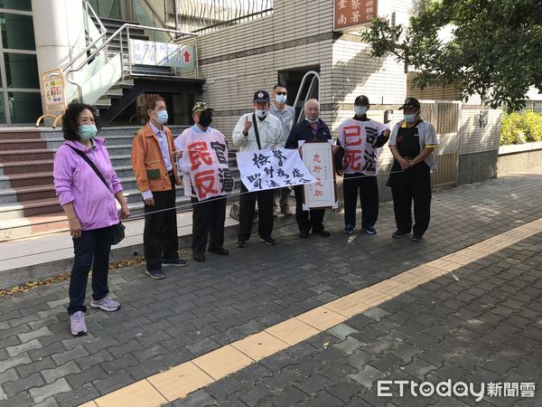 ▲台南市退警聯誼會理事長莫伯強，不滿他因陳情案被警強行架離受傷提告，被檢察官廖羽羚裁以不起訴處分，前往台南地檢署狀告廖檢察官涉嫌瀆職。（圖／記者林悅翻攝，下同）