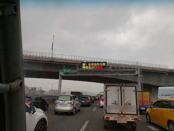 ▲▼國一高架南向五股出口車禍。（圖／翻攝自記者爆料網）