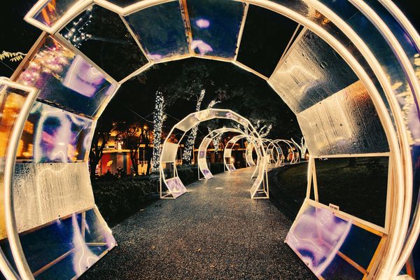 ▲松壽公園透明的水晶隧道,信義區燈飾以北國雪白色系為主色調,市府東門廣場的2022發光裝置。（圖／觀傳局提供）