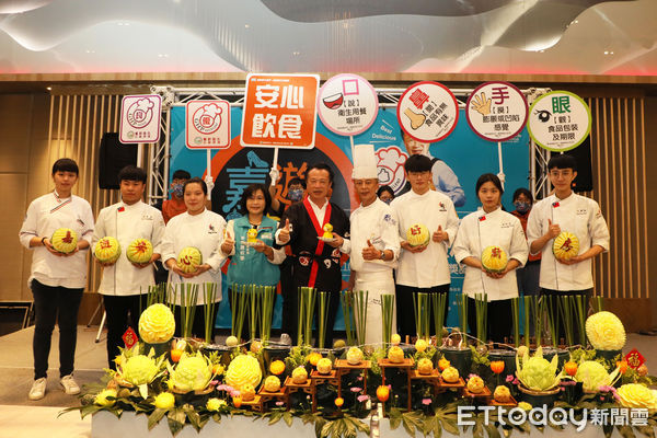 ▲▼嘉遊安心好廚房！110年度餐飲衛生評核今頒獎 翁章梁期勉各業者往百年名店邁進。（圖／記者翁伊森翻攝）