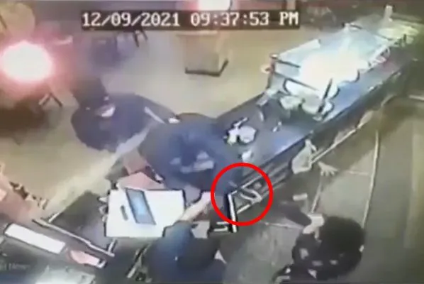 ▲▼美國費城一名搶匪遭披薩店老闆娘的兒子槍擊臉部。（圖／翻攝臉書Handleit Grips）