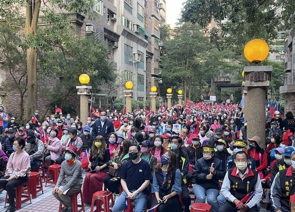 ▲桃園藍軍街頭宣講，呼籲公投「4個同意」。（圖／國民黨團提供）