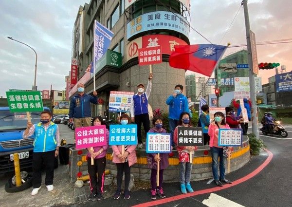 ▲桃園藍軍街頭宣講，呼籲公投「4個同意」。（圖／國民黨團提供）