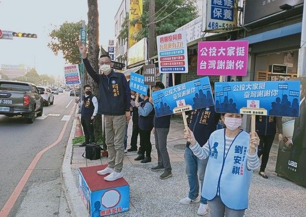 ▲桃園藍軍街頭宣講，呼籲公投「4個同意」。（圖／國民黨團提供）