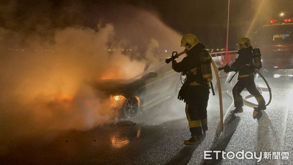 ▲▼國5南下41.7K處火燒車，後方車輛按喇叭提醒，林姓男駕駛才逃過死劫。（圖／記者游芳男翻攝，下同）