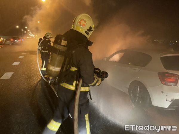 ▲▼國5南下41.7K處火燒車，後方車輛按喇叭提醒，林姓男駕駛才逃過死劫。（圖／記者游芳男翻攝，下同）