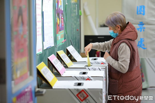 ▲▼1218公投日一早便有不少民眾前往板橋國小投票所進行投票。（圖／記者湯興漢攝）
