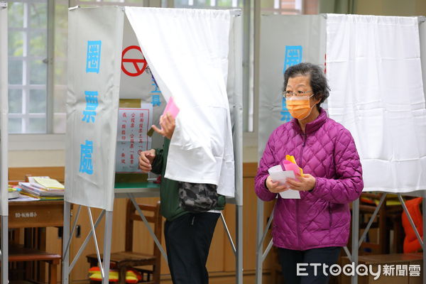 ▲▼1218公投日一早便有不少民眾前往板橋國小投票所進行投票。（圖／記者湯興漢攝）